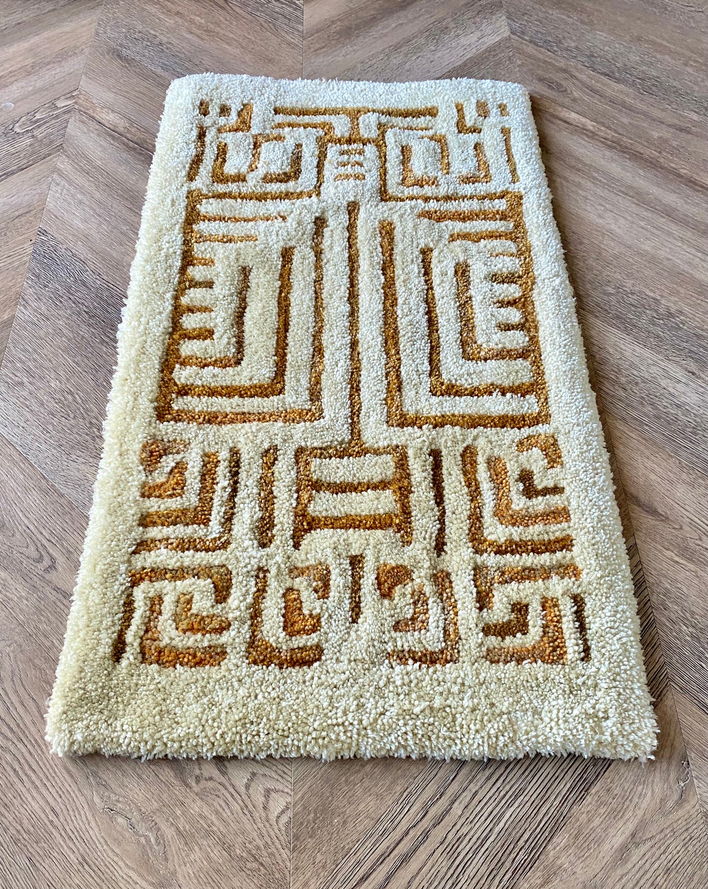 "Broken Lines" Ivory & Gold Tufted Rug 2'x3'