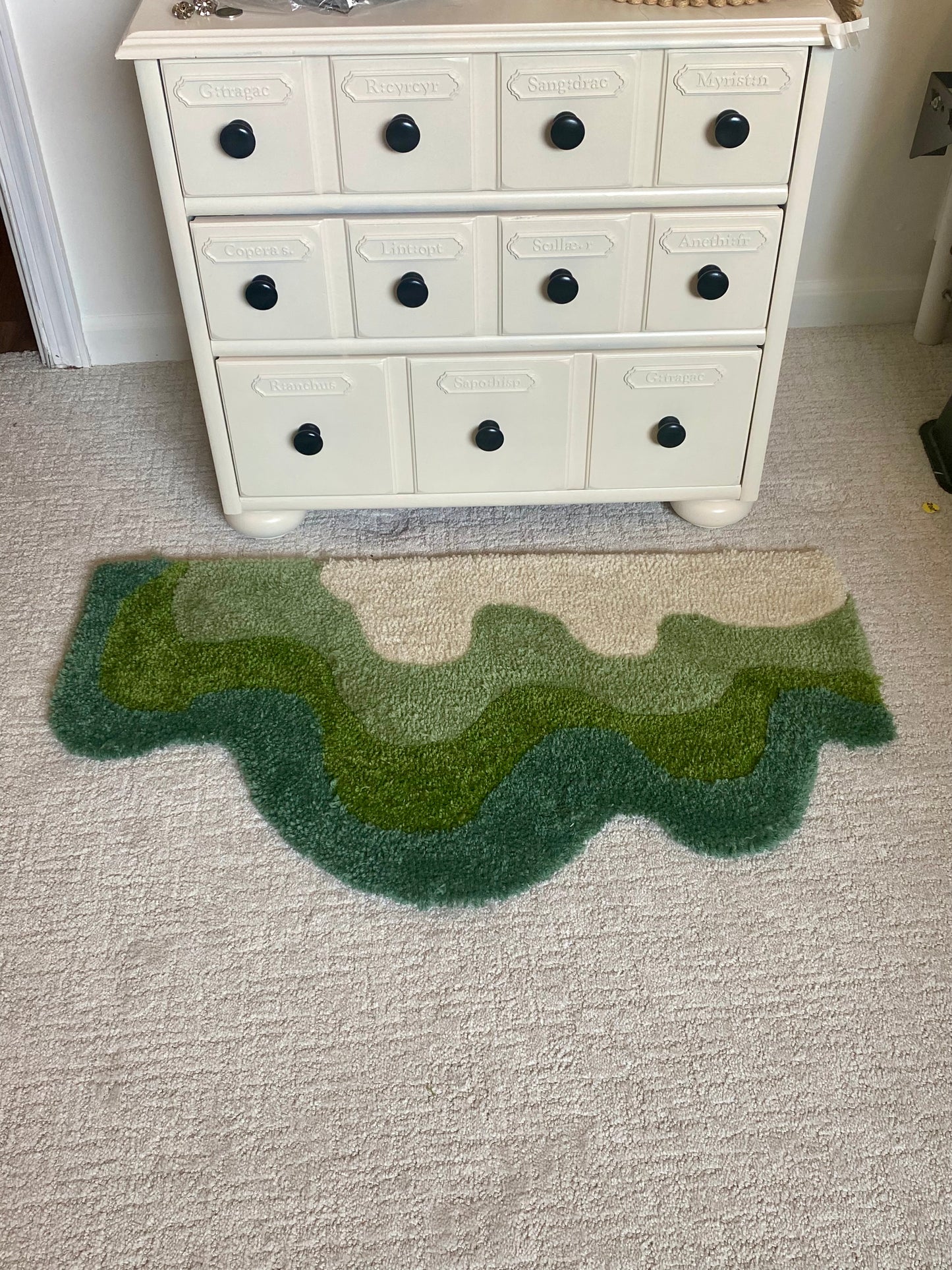 "Swirl" 1.5'x2.5' Tufted Rug in Green Color Way