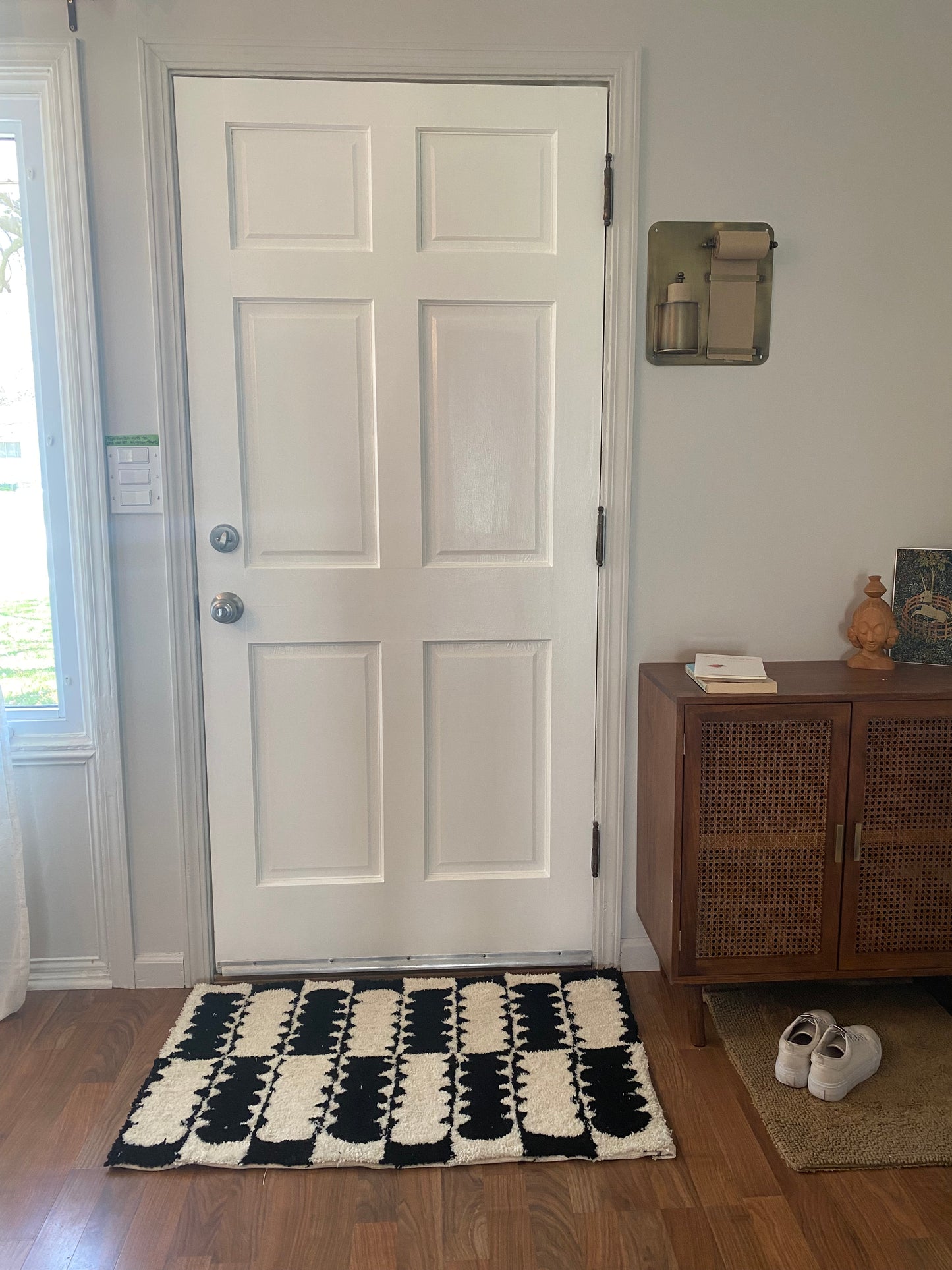 "Mid-Century" 2'x4' Accent Tufted Rug in Black and White
