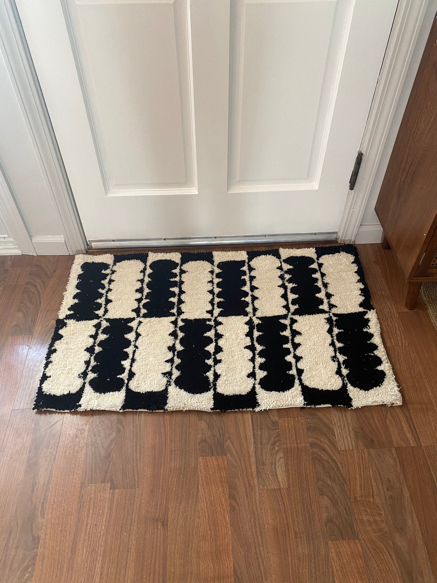 "Mid-Century" 2'x4' Accent Tufted Rug in Black and White